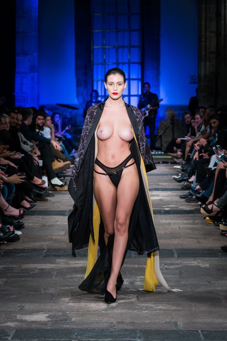 Erotic linen Podium