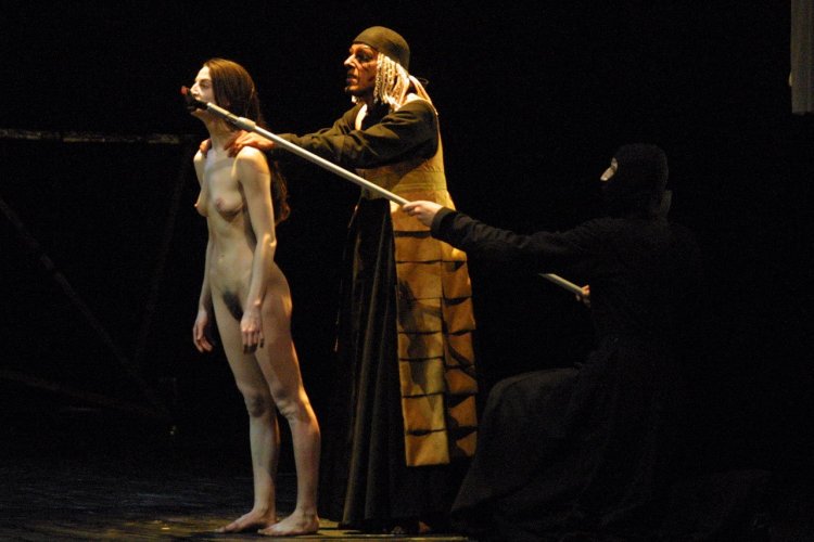 Erotic scenes in performances