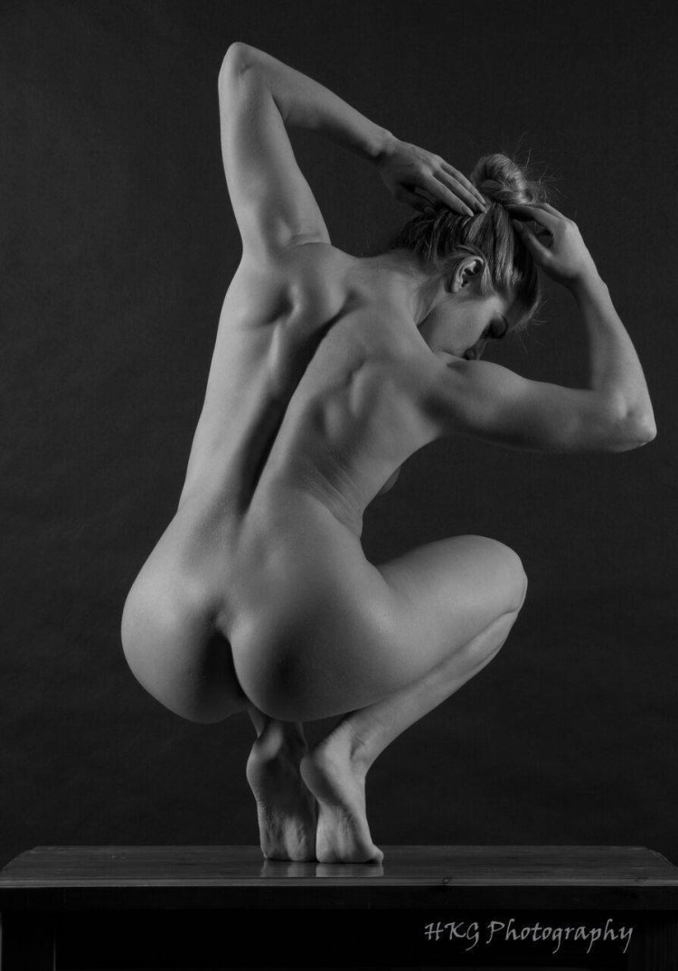 Tillie feather shows its pussy in pantyhose