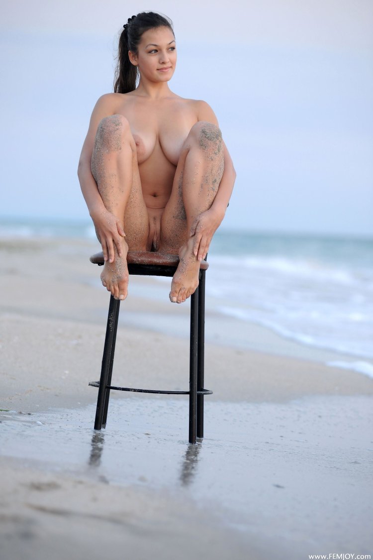 Topless Babe with Open Real Tight Jugs Sex Picture