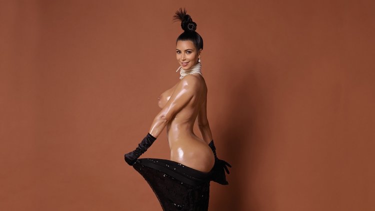 Courtney Kardashian is naked