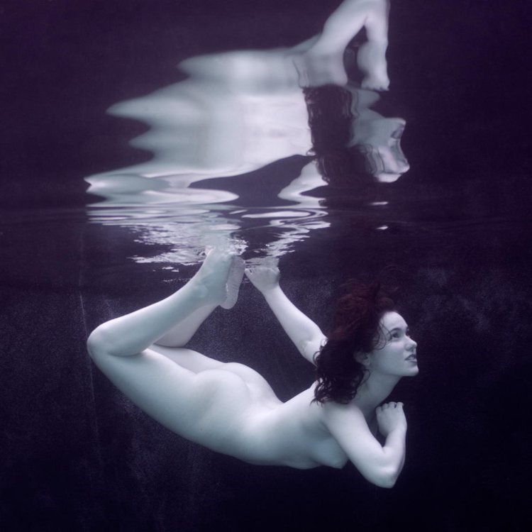 Photo shoot under water in the style of nude