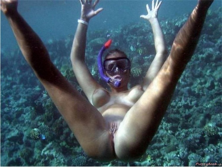 Naked women dive