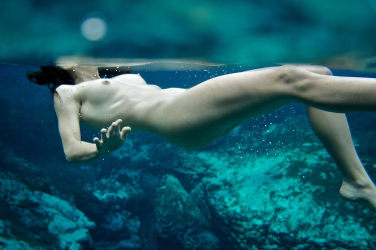 Underwater erotic show