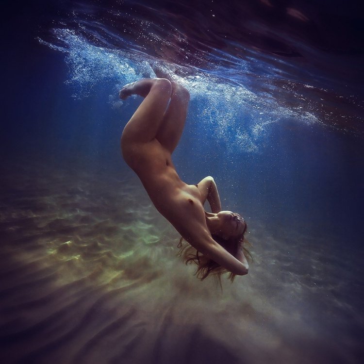 Erotic scenes under water