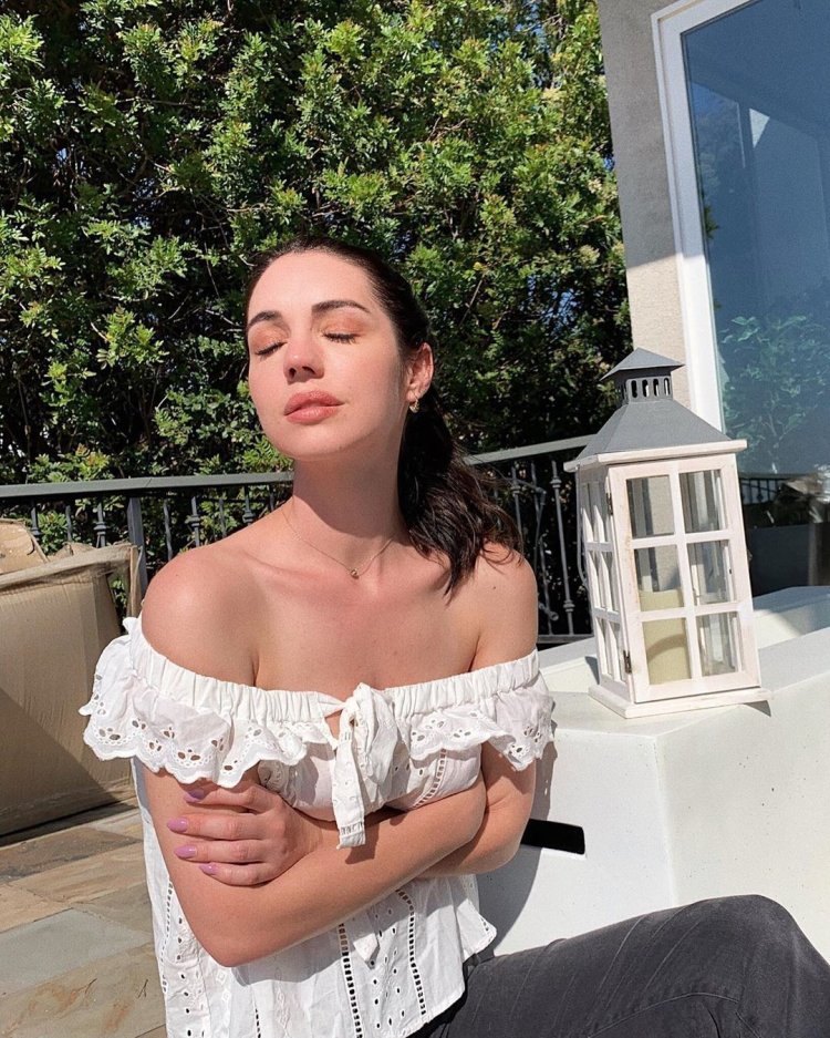 Adelaide Kane is hot