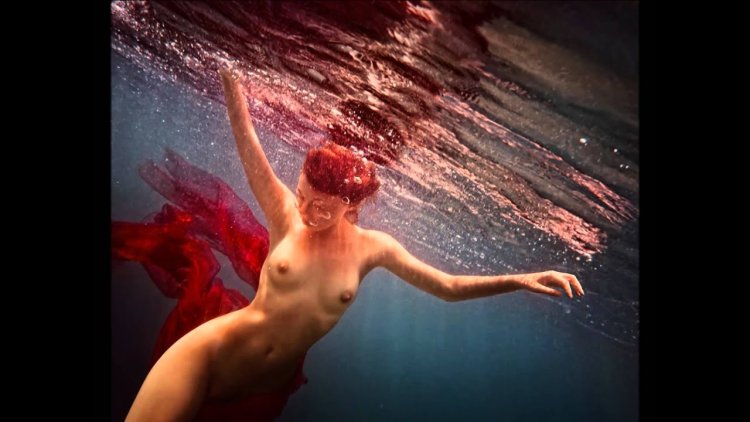 Underwater shooting nude