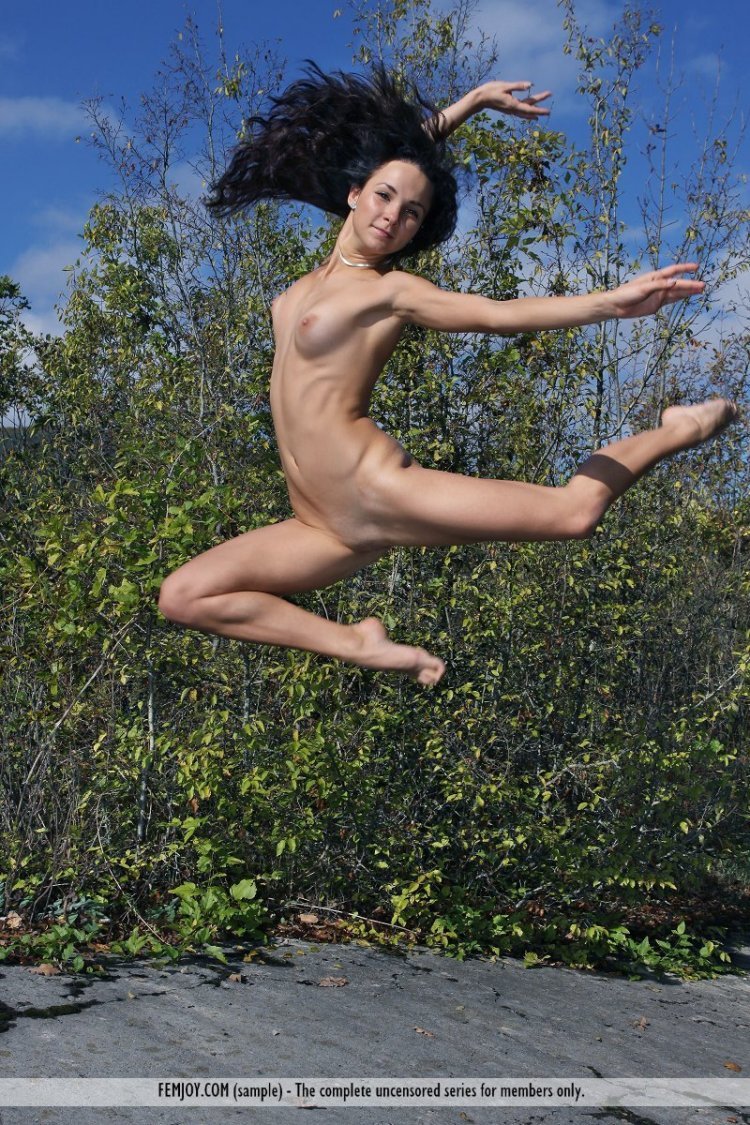 Girls jump naked