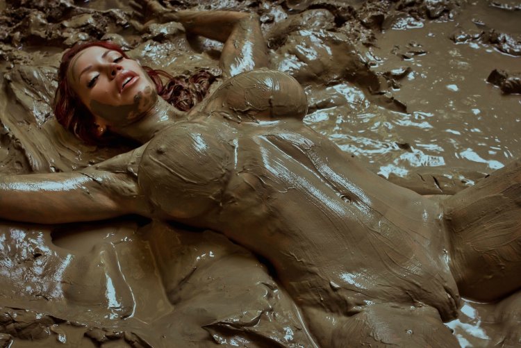 Muddy Brenda photo shoot naked