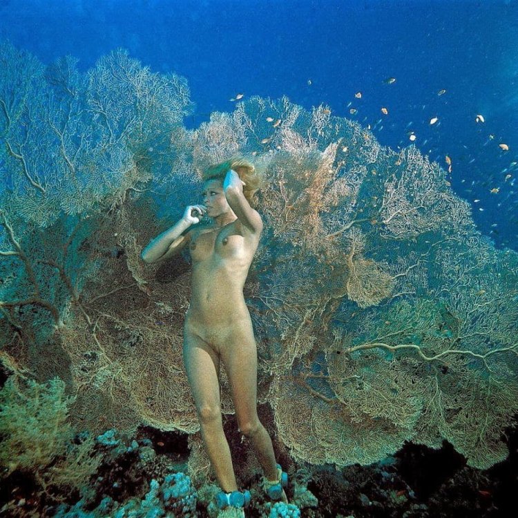 Girls swim naked