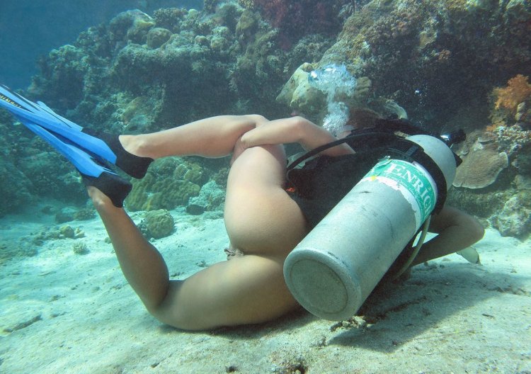 Naked beautiful divers