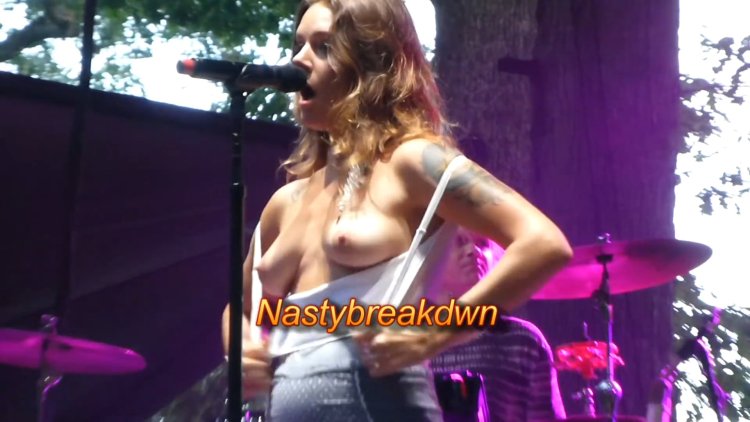 Singer Tove LO Toples