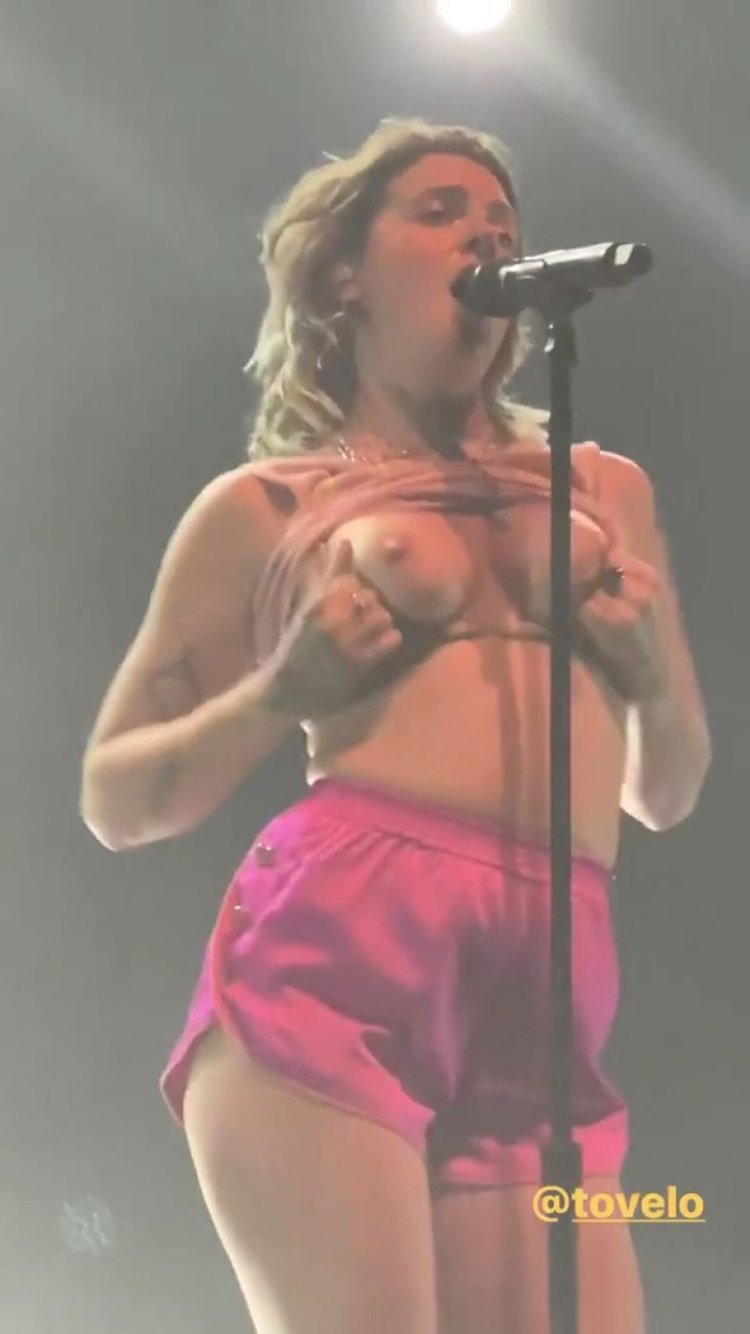 Tuva Lu showed boobs on stage