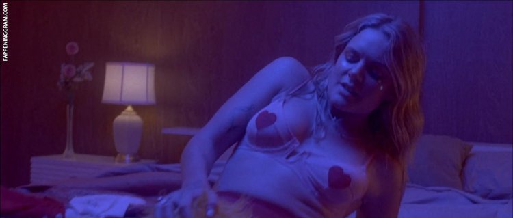 Singers show boobs on stage