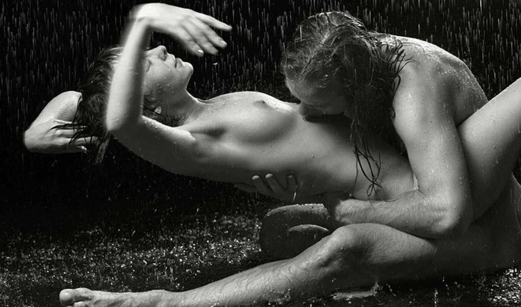 Brazil Carnival lesbian kiss