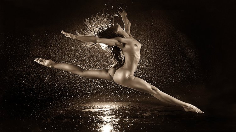 Sports dances naked