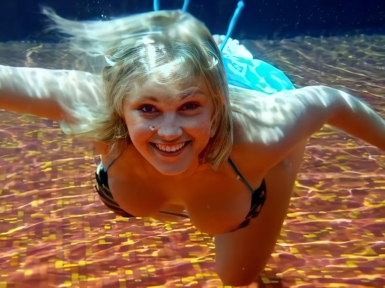 Eliza Taylor in underwear