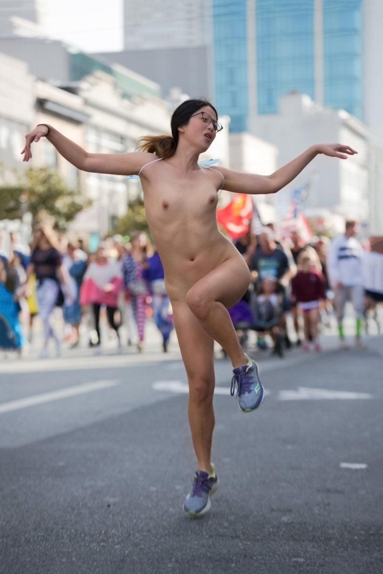 Japanese girls run nude