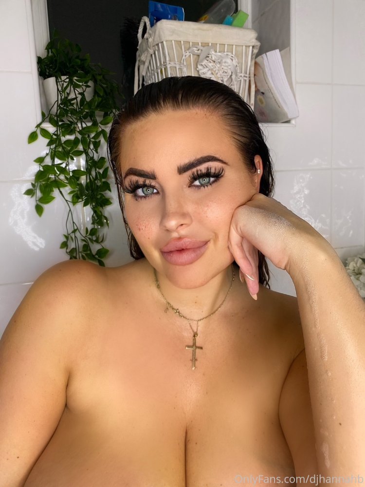 Model djhannahb naked chest