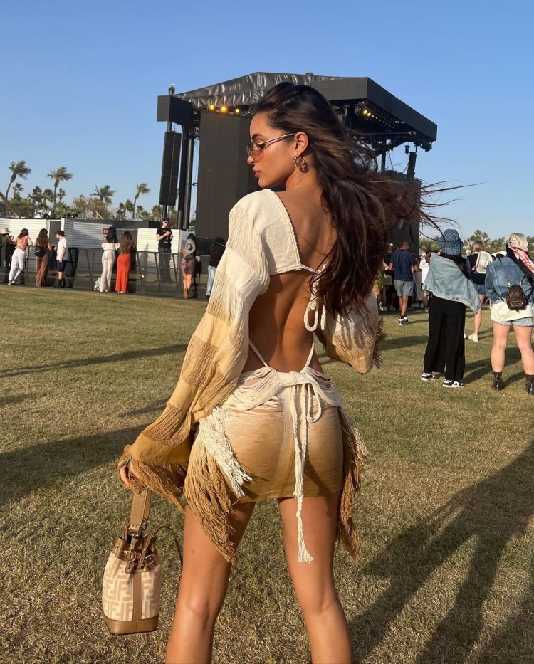 Naked erotic model Amelia