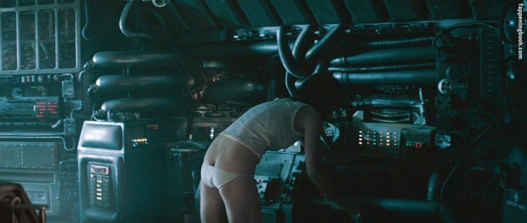 Sigurni Weaver in underwear