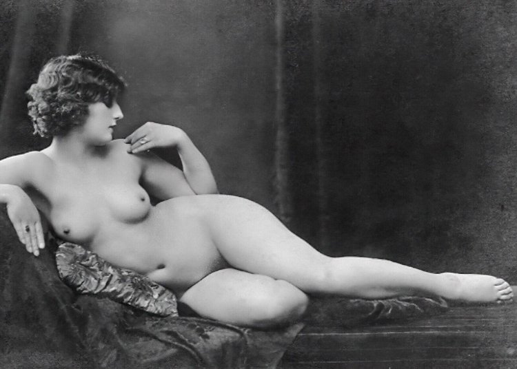 Naked women of the 20th century