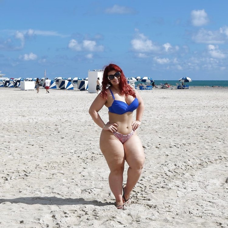 Loana chira bikini